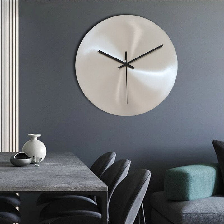 TijdStaal Veggklokke – Moderne Rustfritt Stålklokke med Slank Design og Store Tall | Luvikno