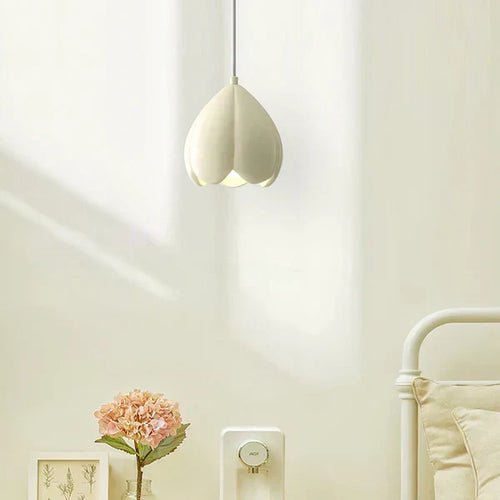 Luvikno | FlowerGlow Pendant - Elegant kremfarget pendant for varme atmosfæriske interiører
