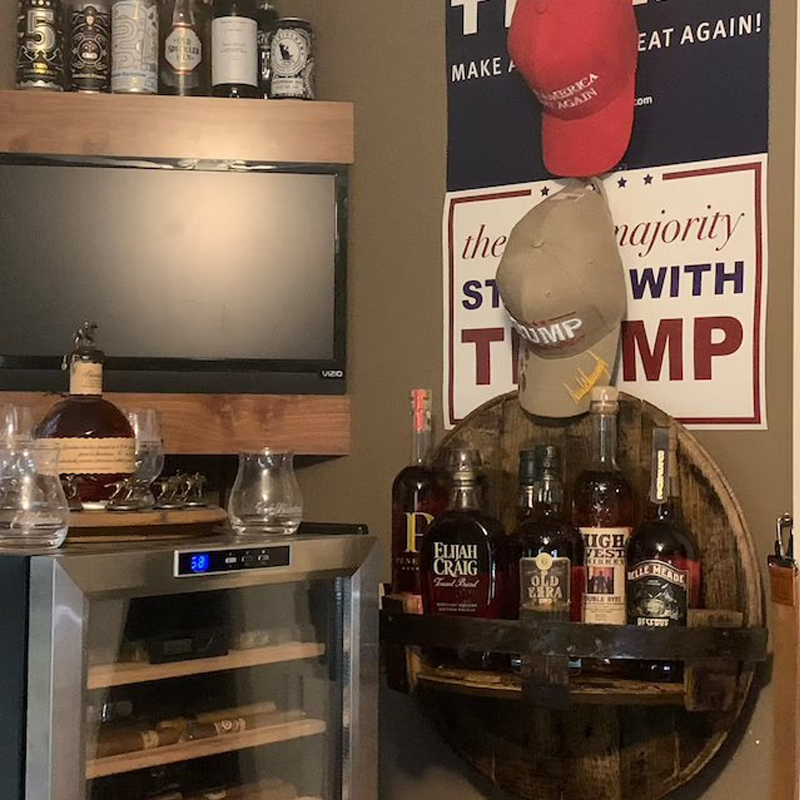 Whiskeyfat Vegghylle | Rustikk Massivtre-Design | Rund