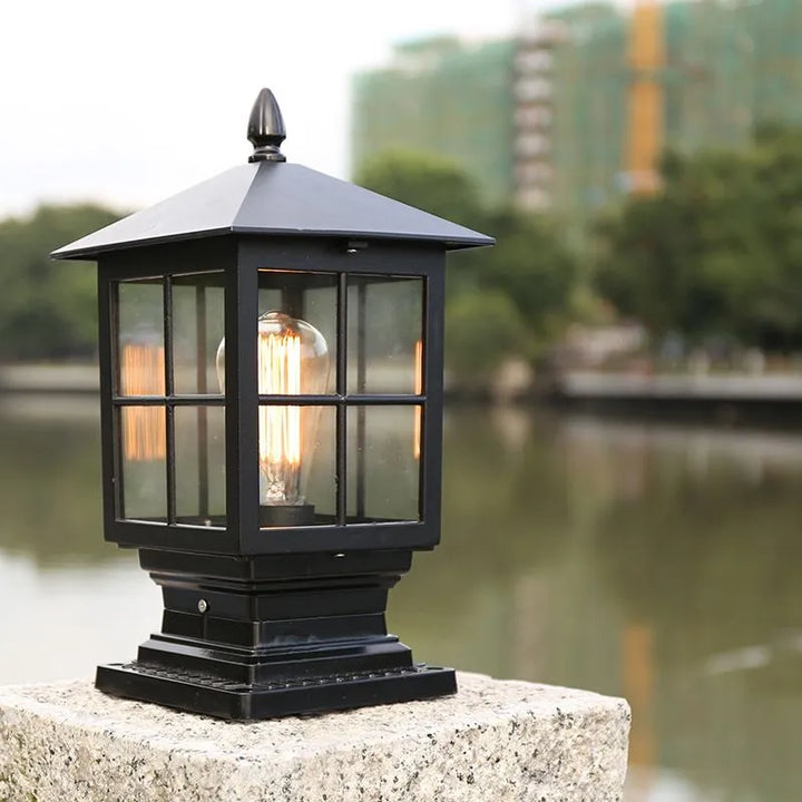 Værbestandig utendørslampe på søyle i svart metall | Luvikno