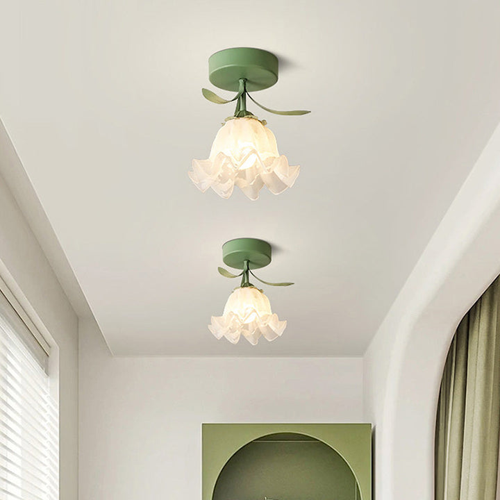 Taklampe med blomstret glasskjermdesign Luvikno