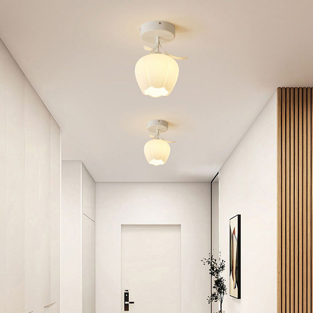 Taklampe med blomstret glasskjermdesign Luvikno