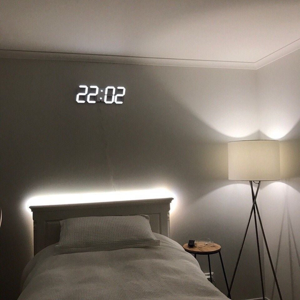 Luvikno | Digital 3D LED Veggklokke – Moderne Design med Dimmefunksjon og Optimal Synlighet