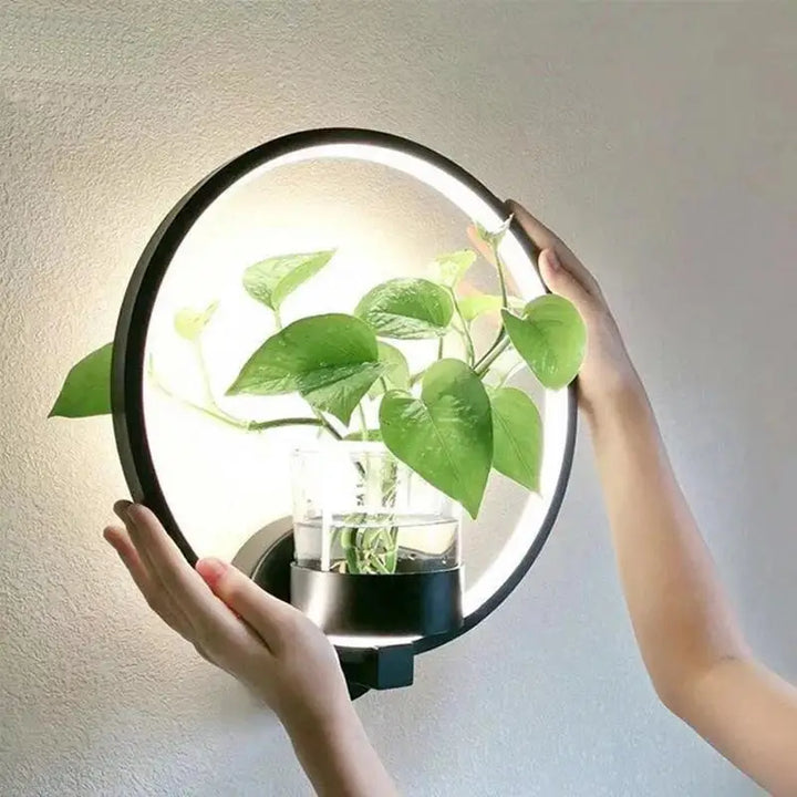 Vegglampe med glassplanteholder Luvikno