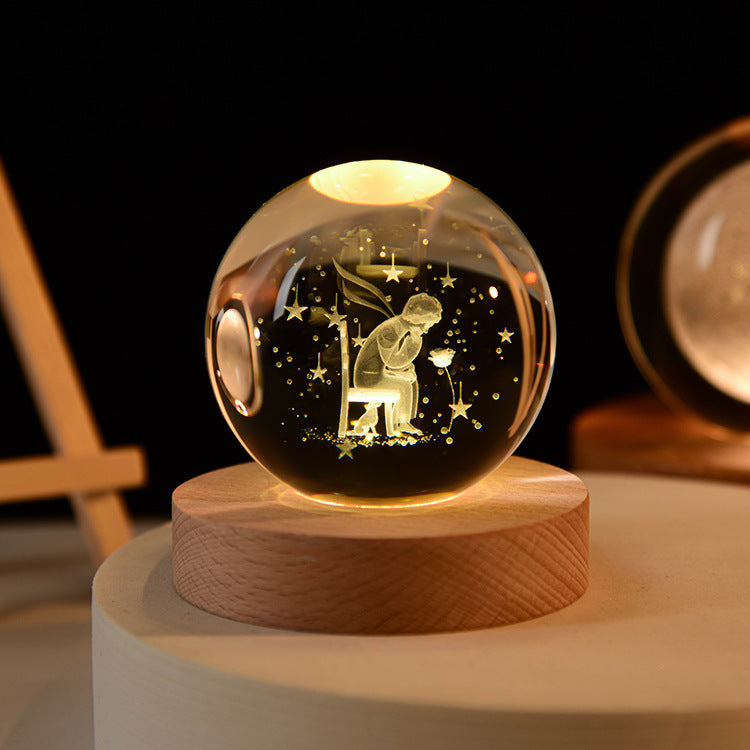 Glitrende krystallkule med LED – Dekorativ 3D-glaskule med galakse-design og tresokkel | Luvikno
