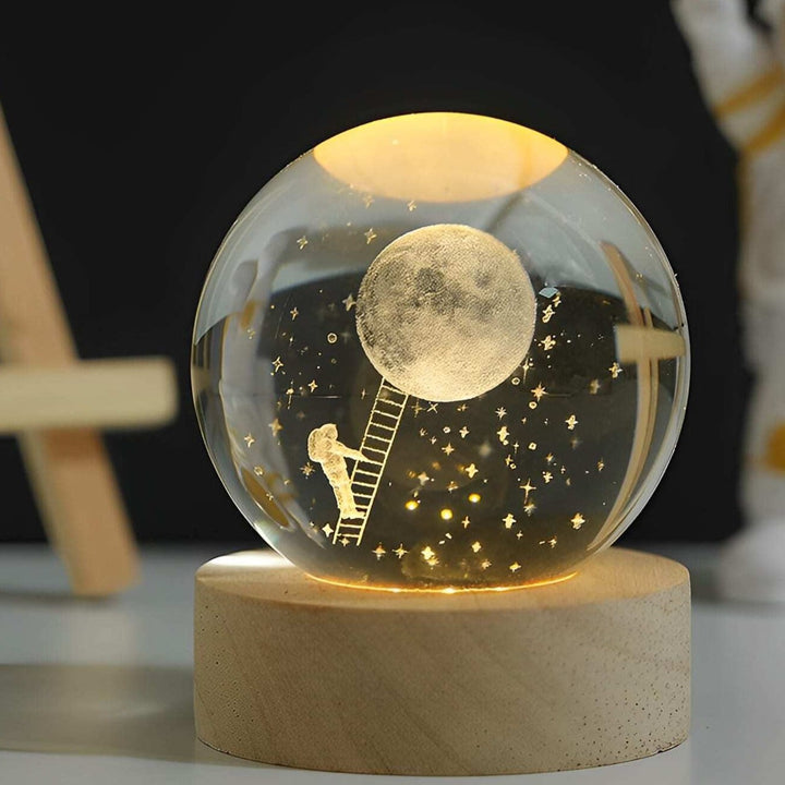 Glitrende krystallkule med LED – Dekorativ 3D-glaskule med galakse-design og tresokkel | Luvikno