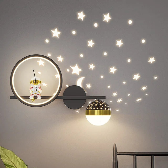 Moderne LED barnevegglampe med stjernehimmelprojeksjon – nattlampe for barnerom og soverom | Luvikno