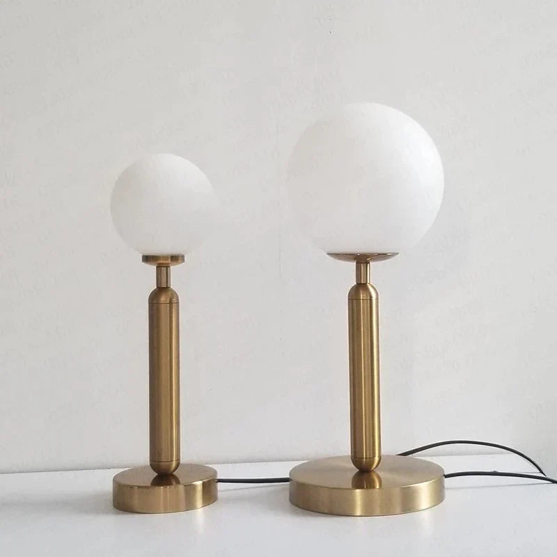 Luvikno | Stilfull messing- og glass LED bordlampe – GlowSphere