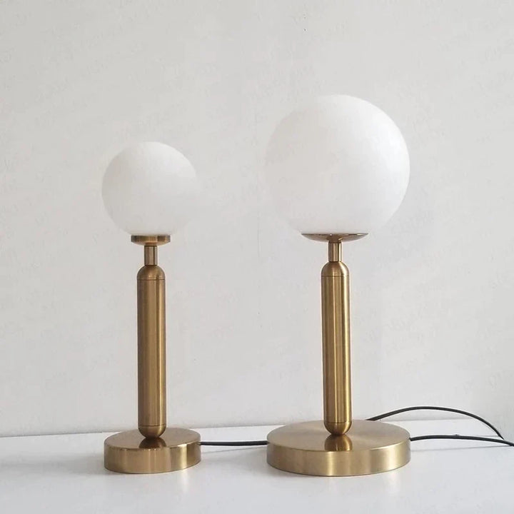 Luvikno | Stilfull messing- og glass LED bordlampe – GlowSphere