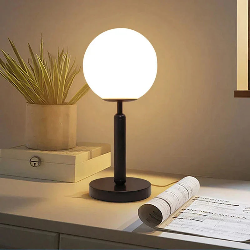 Luvikno | Stilfull messing- og glass LED bordlampe – GlowSphere
