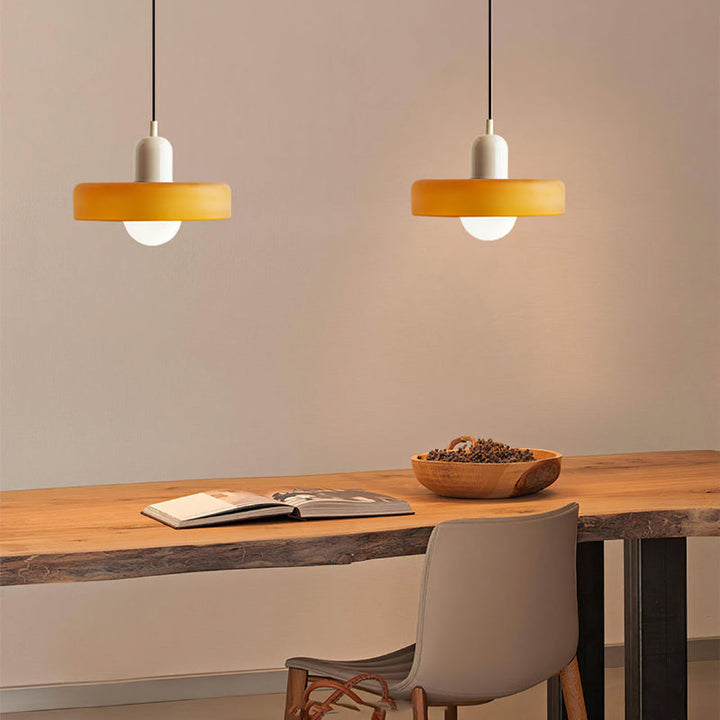 Farget glass pendellampe - BauLume | Luvikno