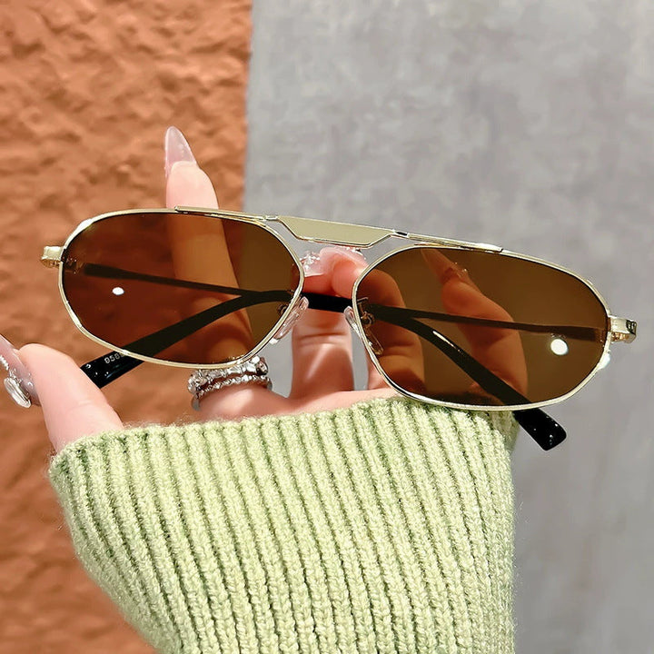 Dame moteriktig solbrille i elegant polygon-design Luvikno