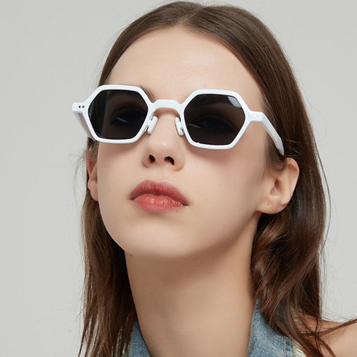 Dame heksagonal solbrille i moderne design med beskyttende linser Luvikno