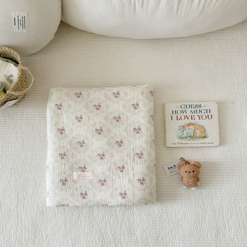 Unisex Musselinteppe med delikat blomsterdesign og elegante volanger Luvikno