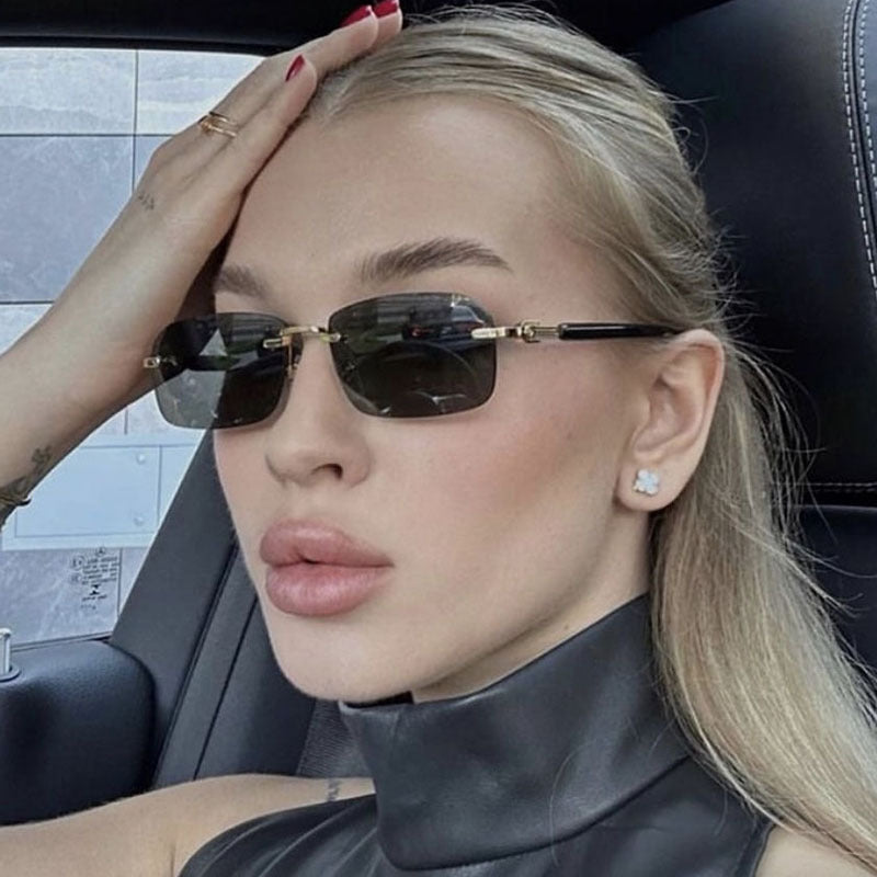 Dame solbrille med elegant metallramme og stilige tre detaljer Luvikno