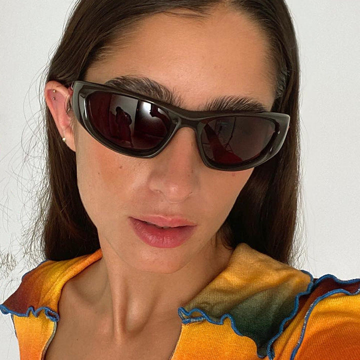 Dame sportlig solbrille med gummiert design Luvikno