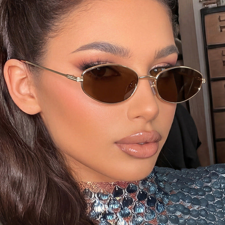 Dame moteriktig solbrille i minimalistisk ovalt design Luvikno