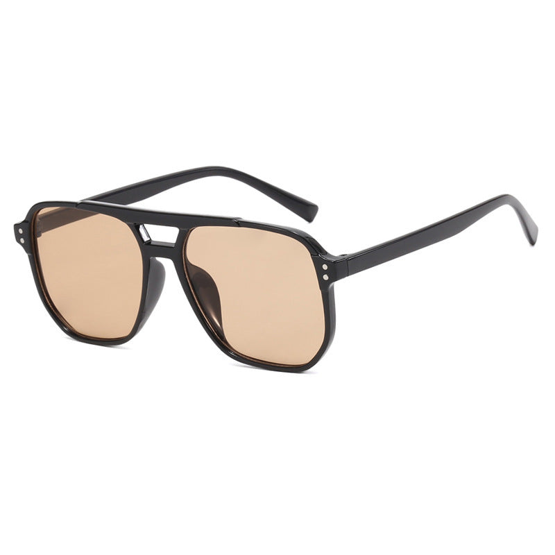 Dame moteriktig solbrille med kantet ramme Luvikno
