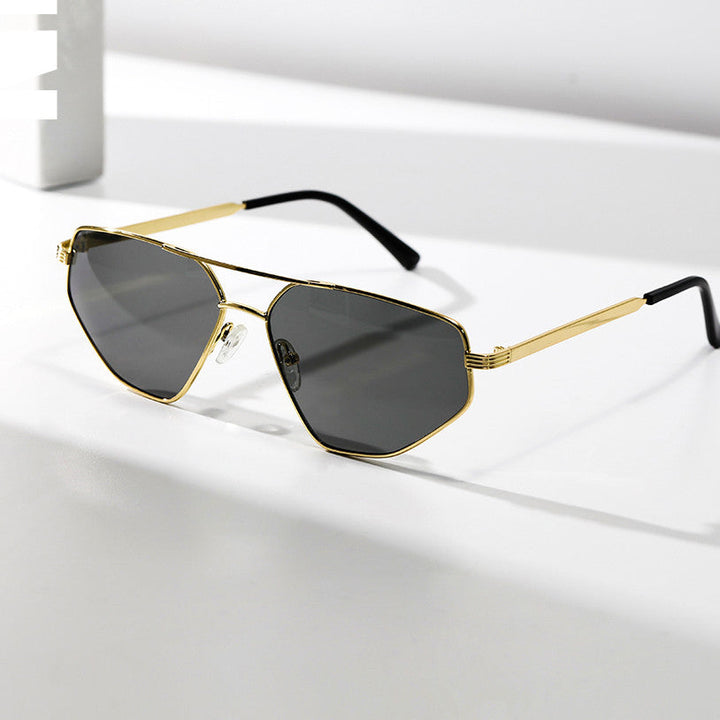 Dame geometrisk solbrille med elegant metallramme Luvikno