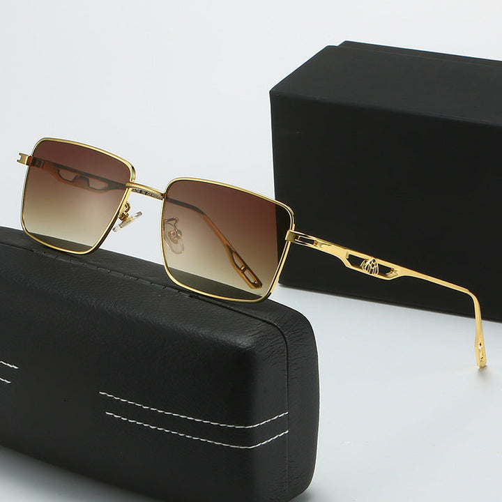 Dame luksus solbrille med markant geometrisk ramme og polarisert glass Luvikno