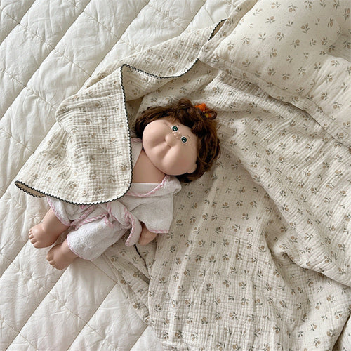 Unisex Musselinteppe med delikat blomsterdesign og elegante volanger Luvikno