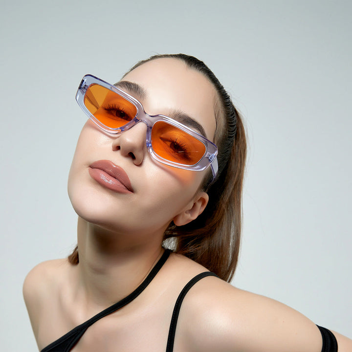 Dame moteriktig kvadratisk solbrille med moderne høyglanset plastramme Luvikno