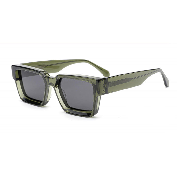 Dame moteriktig solbrille i stilfull design med bred ramme Luvikno