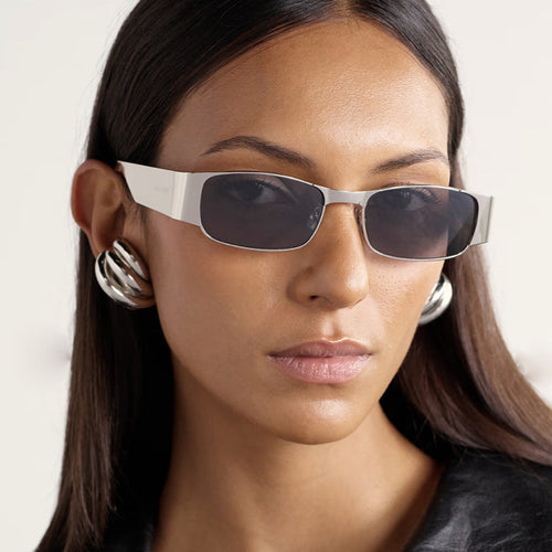 Dame moteriktig rektangulær solbrille med elegante glass Luvikno