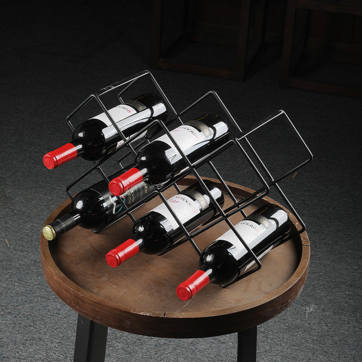 Unisex vinrack laget av svart metall Luvikno