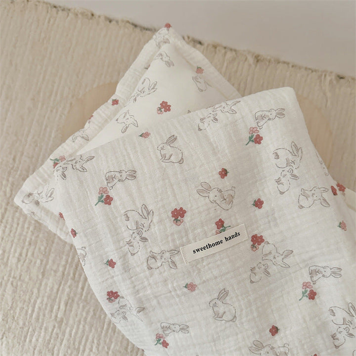 Unisex Musselinteppe med delikat blomsterdesign og elegante volanger Luvikno