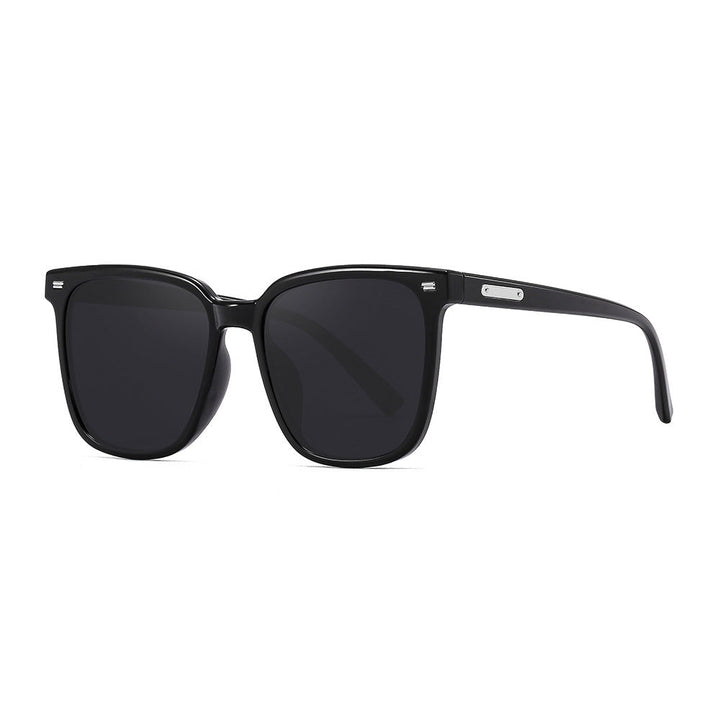 Dame designer solbrille i avslappet stilfull ramme Luvikno