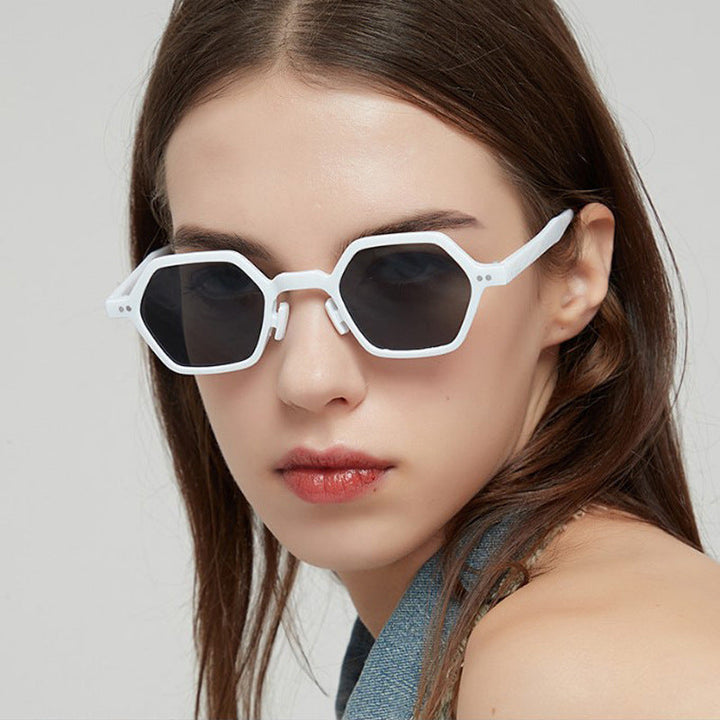 Dame heksagonal solbrille i moderne design med beskyttende linser Luvikno