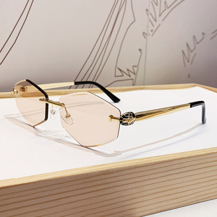 Dame Designer solbrille med heksagonal ramme og gyldne detaljer Luvikno