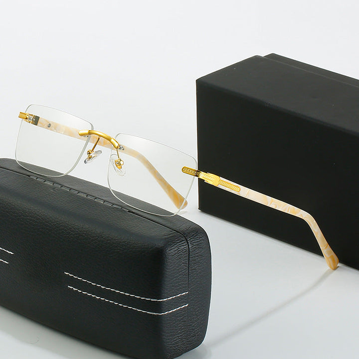 Dame moteriktig solbrille med stilren, firkantet ramme og elegante metallkanter Luvikno