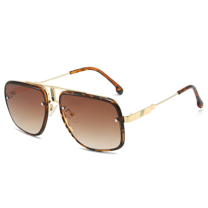 Dame moteriktig oversized solbrille med gull detaljer Luvikno