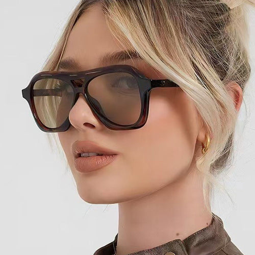Dame moterik solbrille i innovativ design med bred ramme Luvikno
