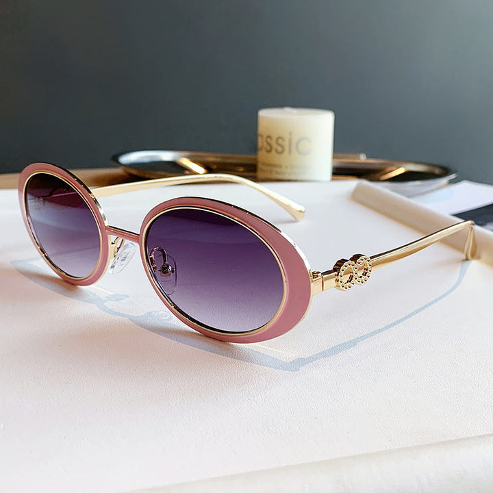 Dame moteriktig solbrille med stilfullt oseanisk design Luvikno