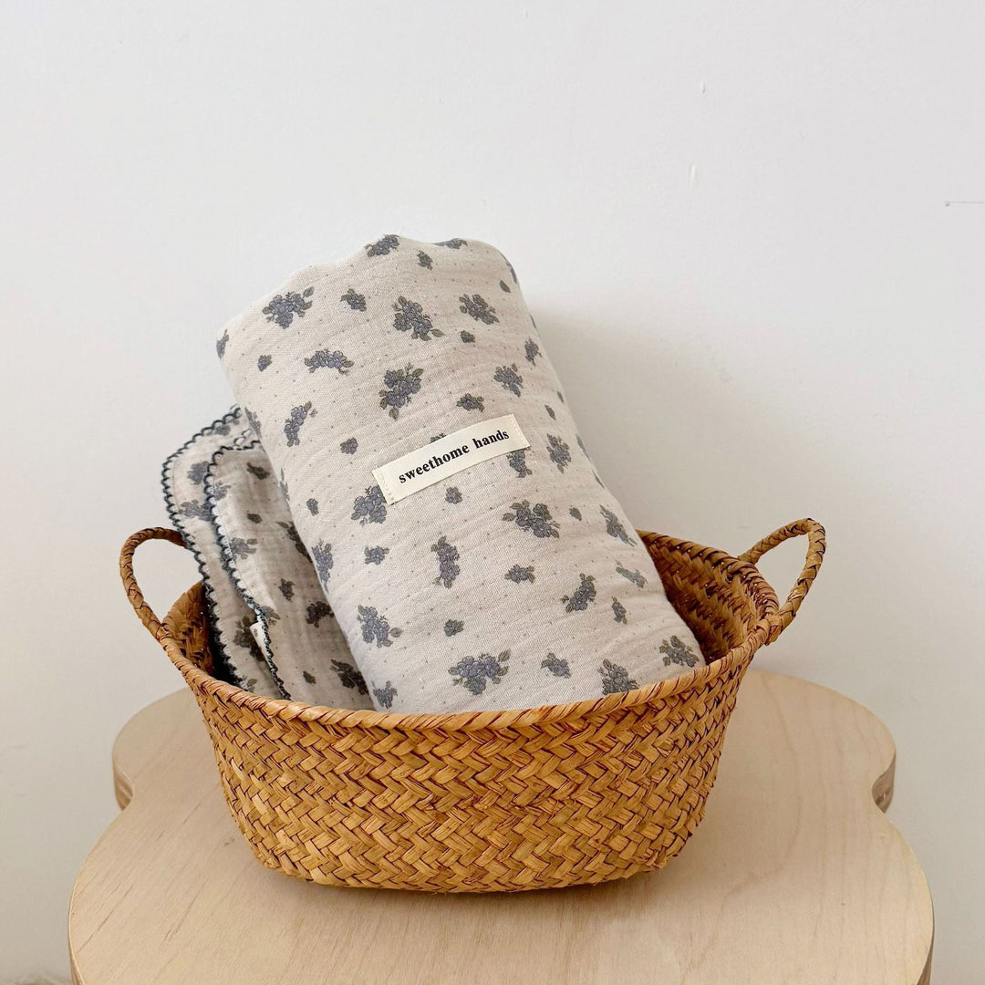 Unisex Musselinteppe med delikat blomsterdesign og elegante volanger Luvikno