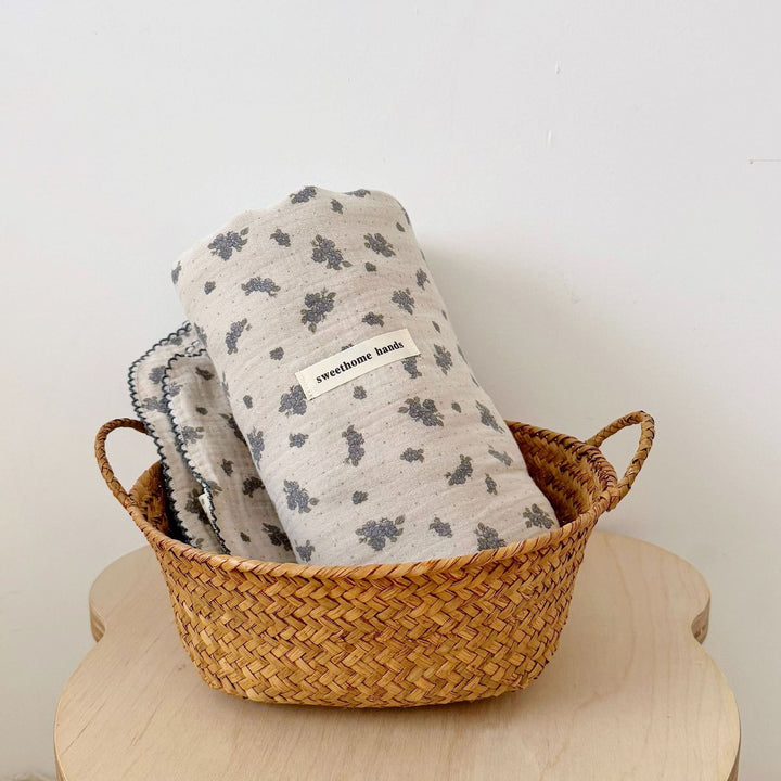 Unisex Musselinteppe med delikat blomsterdesign og elegante volanger Luvikno