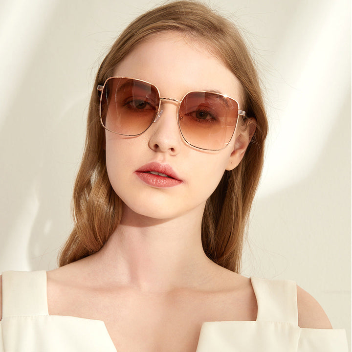 Dame kvadratisk solbrille med elegant metallramme og speilende glass Luvikno
