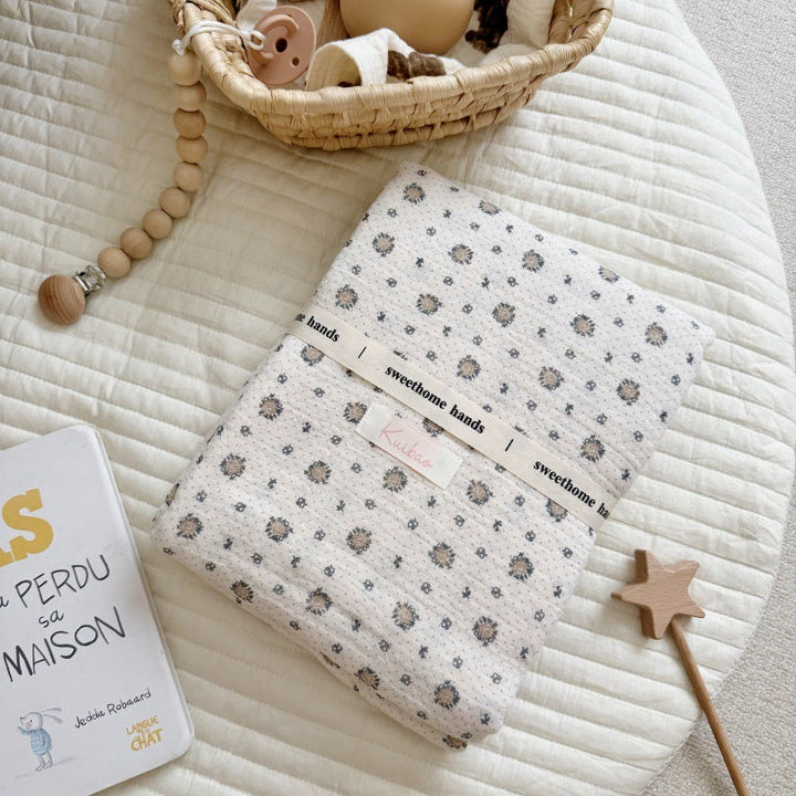 Unisex Musselinteppe med delikat blomsterdesign og elegante volanger Luvikno