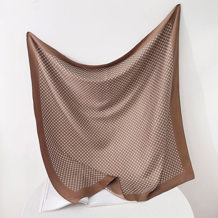 Dame silkesjal i elegant botanisk design Luvikno
