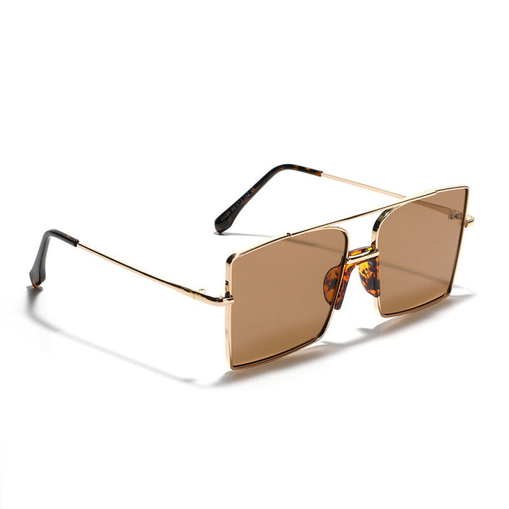 Dame elegant kvadratisk solbrille med moteriktige aksenter Luvikno