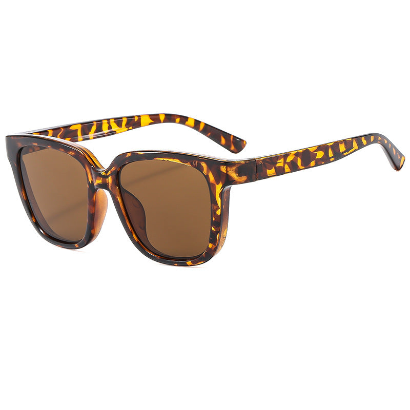 Dame Cat-Eye solbriller med elegant og moderne ramme Luvikno