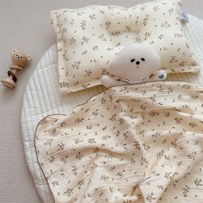 Unisex Musselinteppe med delikat blomsterdesign og elegante volanger Luvikno