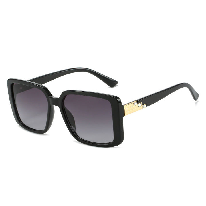 Dame moteriktig firkantet solbrille med trendy detaljer Luvikno