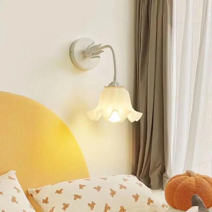 LuxePetal - Elegant Vegglampe med Blomsterdesign for Soverommet Luvikno