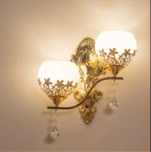CrystalLuxe – Gylden LED Vegglampe for Stemningsfull Belysning Luvikno