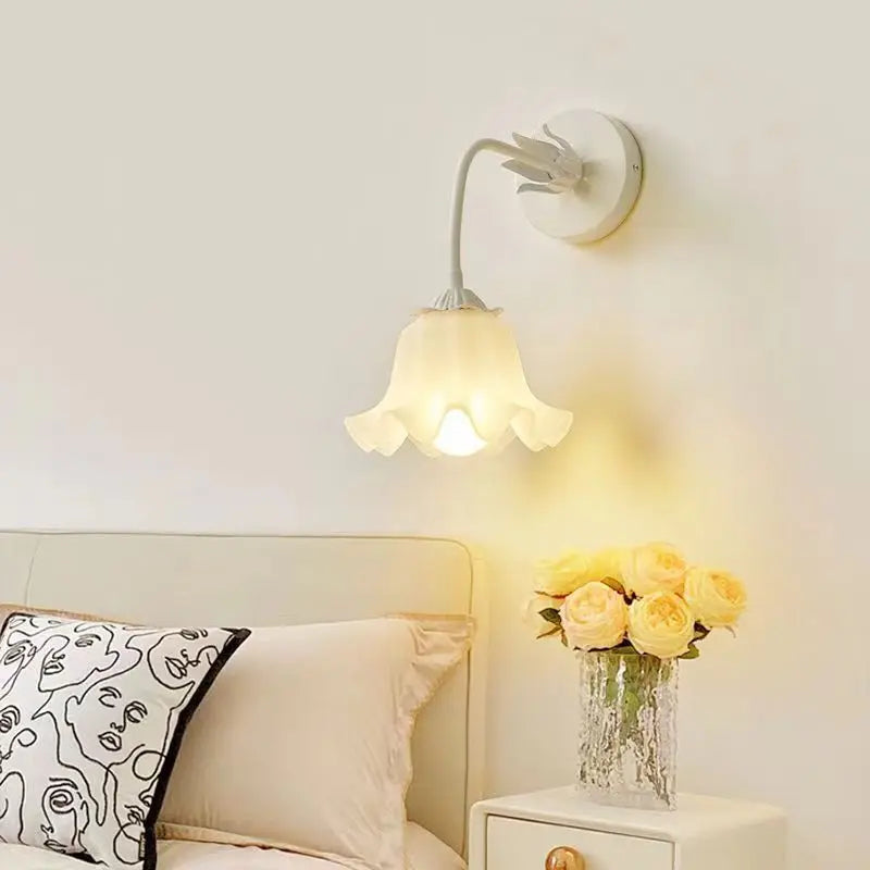 FrenchBloom - Elegant vegglampe med blomsterdesign Luvikno