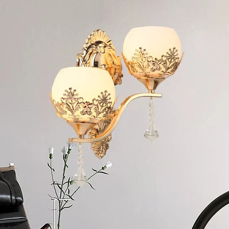 CrystalLuxe – Gylden LED Vegglampe for Stemningsfull Belysning Luvikno